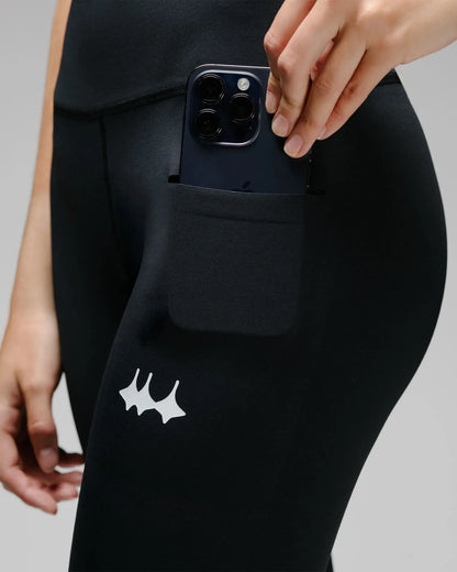 OG 01 women’s performance leggings pocket feature on model — functional phone pocket integrated on side panel with reflective logo